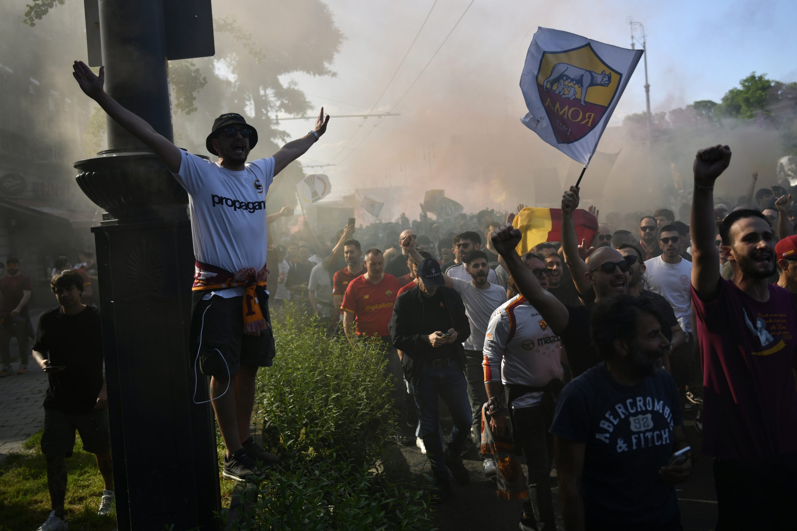 Un aficionado del Sevilla hospitalizado por la agresiÃ³n de ultras de la Roma