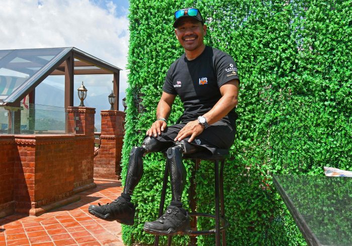 Un ex soldado nepalÃ­, veterano de los Gurkhas, se convierte en el primer hombre amputado de dos piernas en coronar el Everest