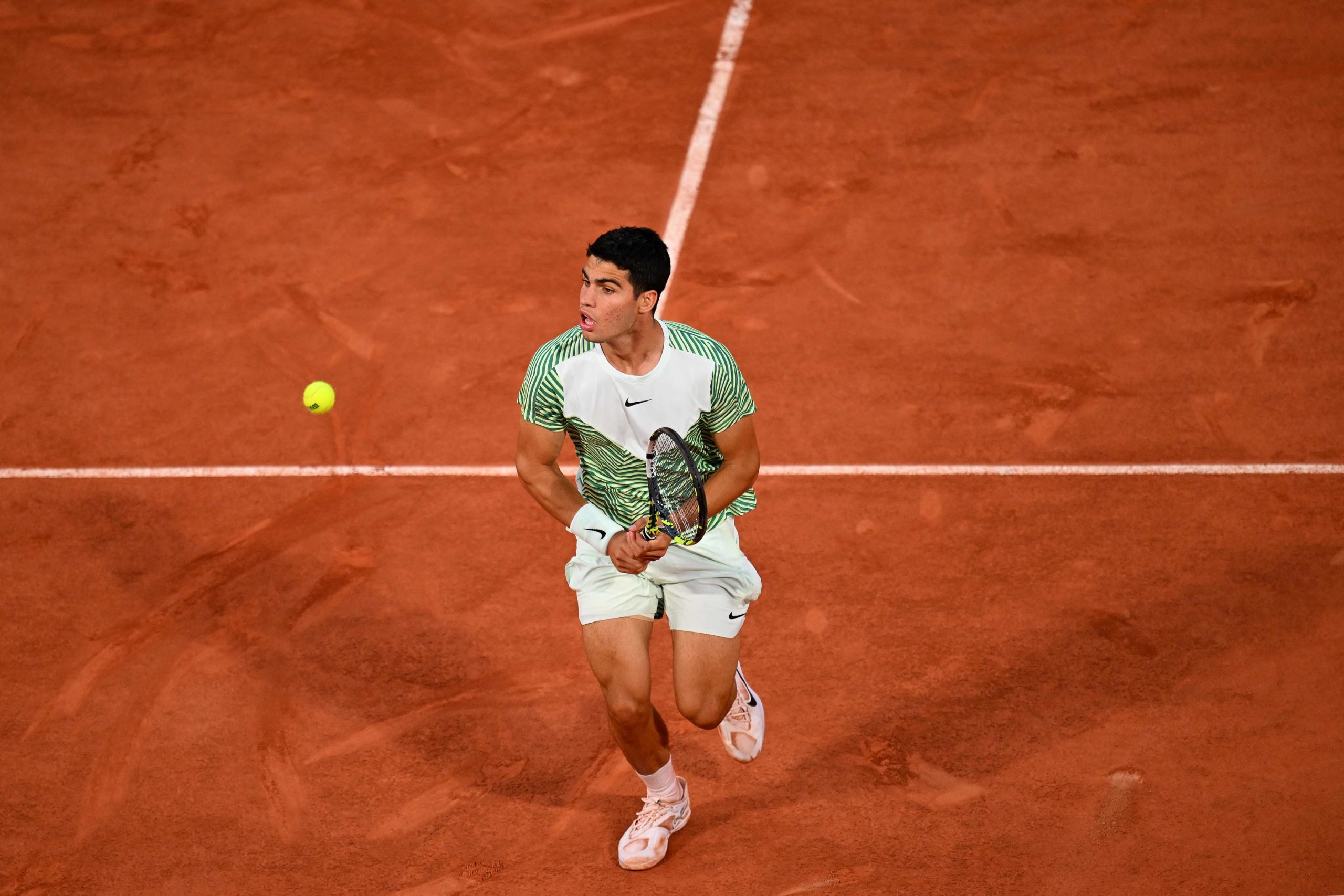 Alcaraz completa otro notable partido ante Tsitsipas y jugarÃ¡ contra Djokovic en semifinales