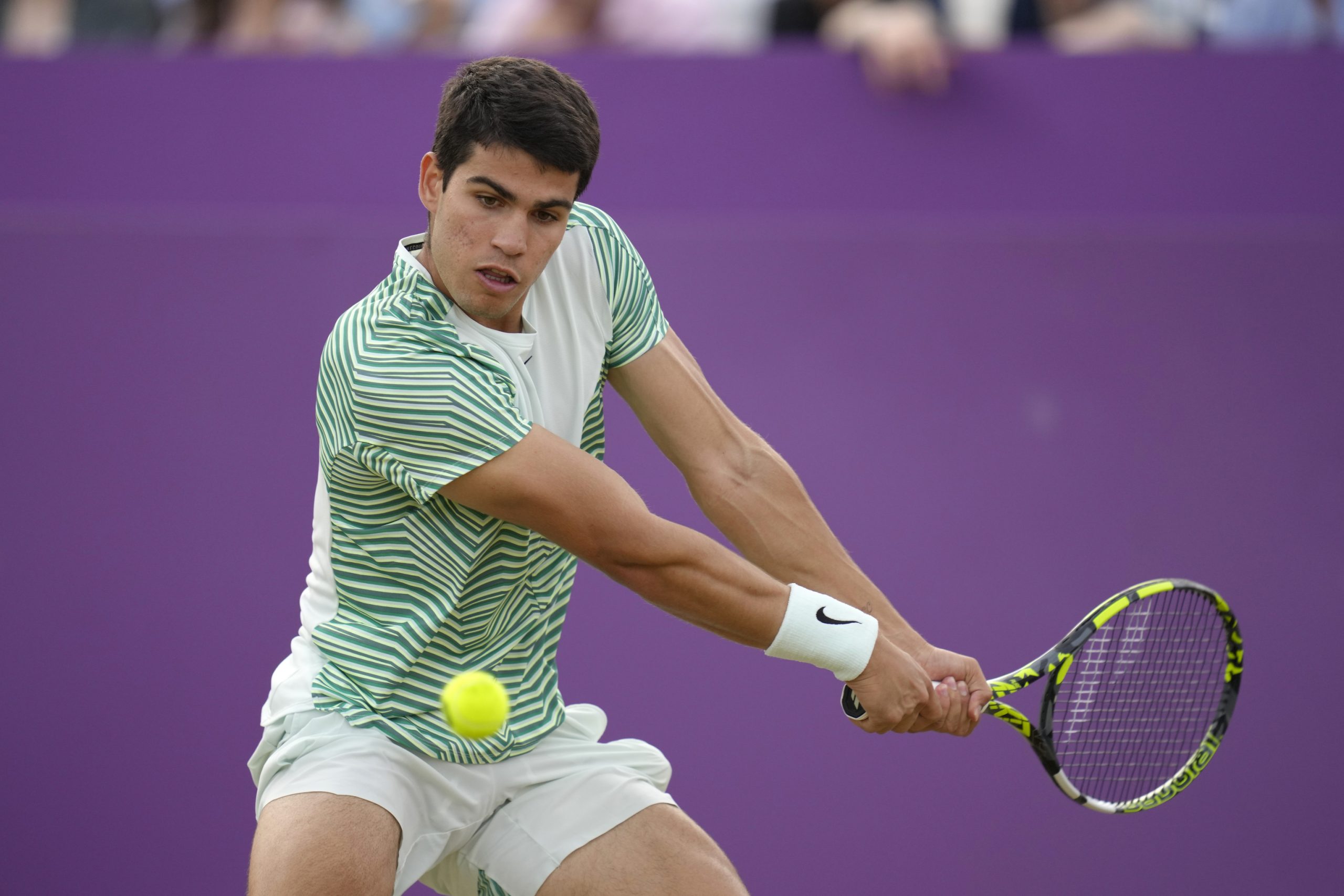 Alcaraz sigue creciendo ante Dimitrov y disputarÃ¡ en Queen's sus primeras semifinales en hierba