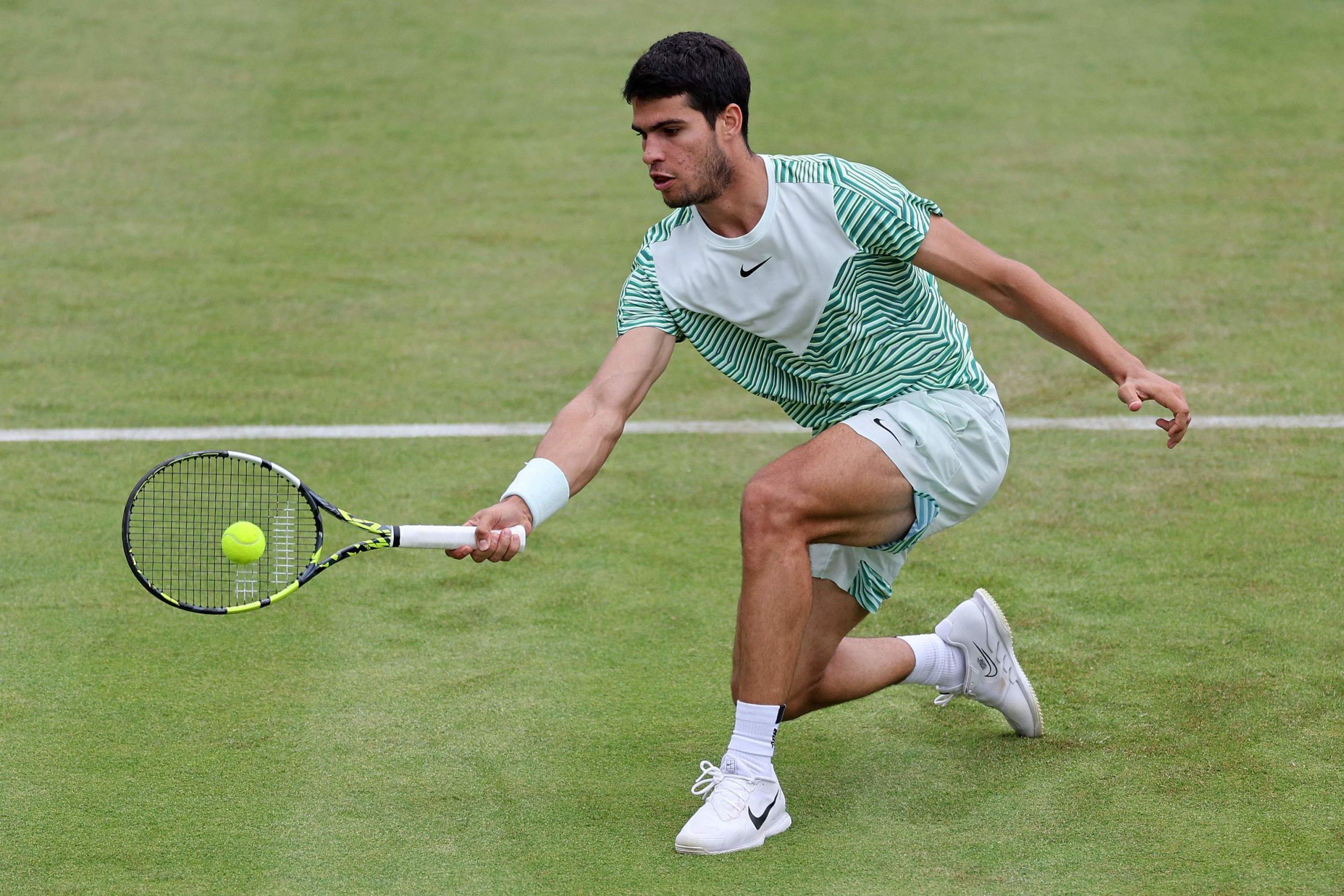 Alcaraz sufre ante Rinderknech, pero pasa a la segunda ronda en Queen's