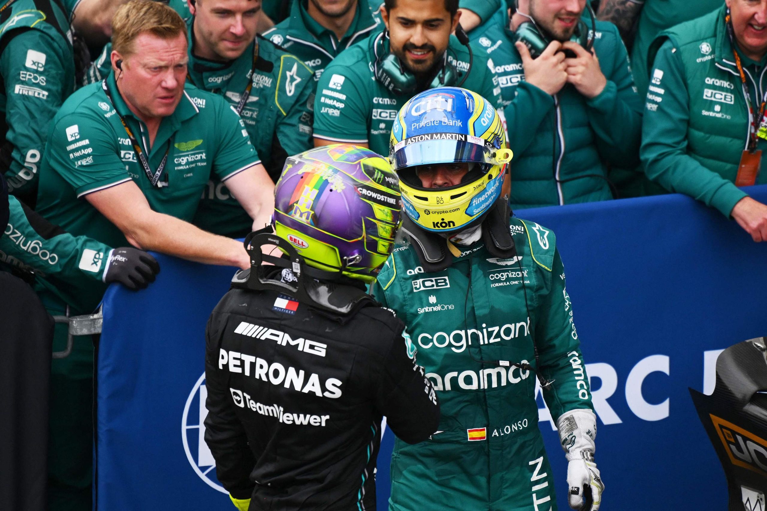 Alonso y Hamilton, un podio "icÃ³nico", una advertencia y una broma: "Es mÃ¡s viejo que yo, por eso sale mÃ¡s lento"