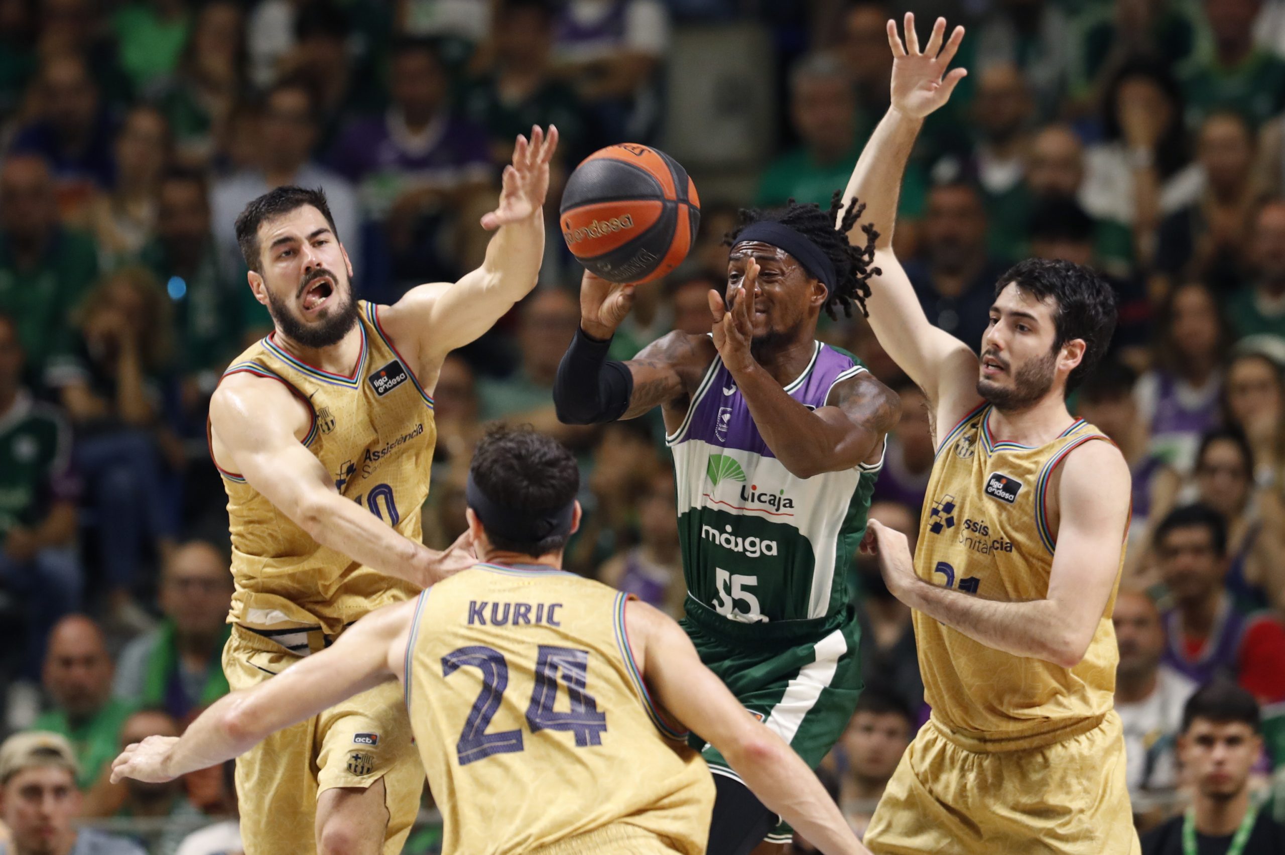 El BarÃ§a frena el empuje del Unicaja y recupera el factor cancha