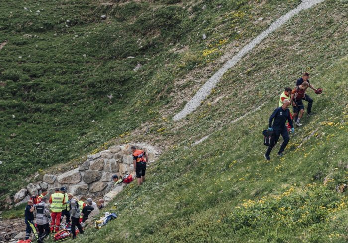 El ciclista suizo Gino MÃ¤der, reanimado y trasladado al hospital tras una grave caÃ­da en un barranco