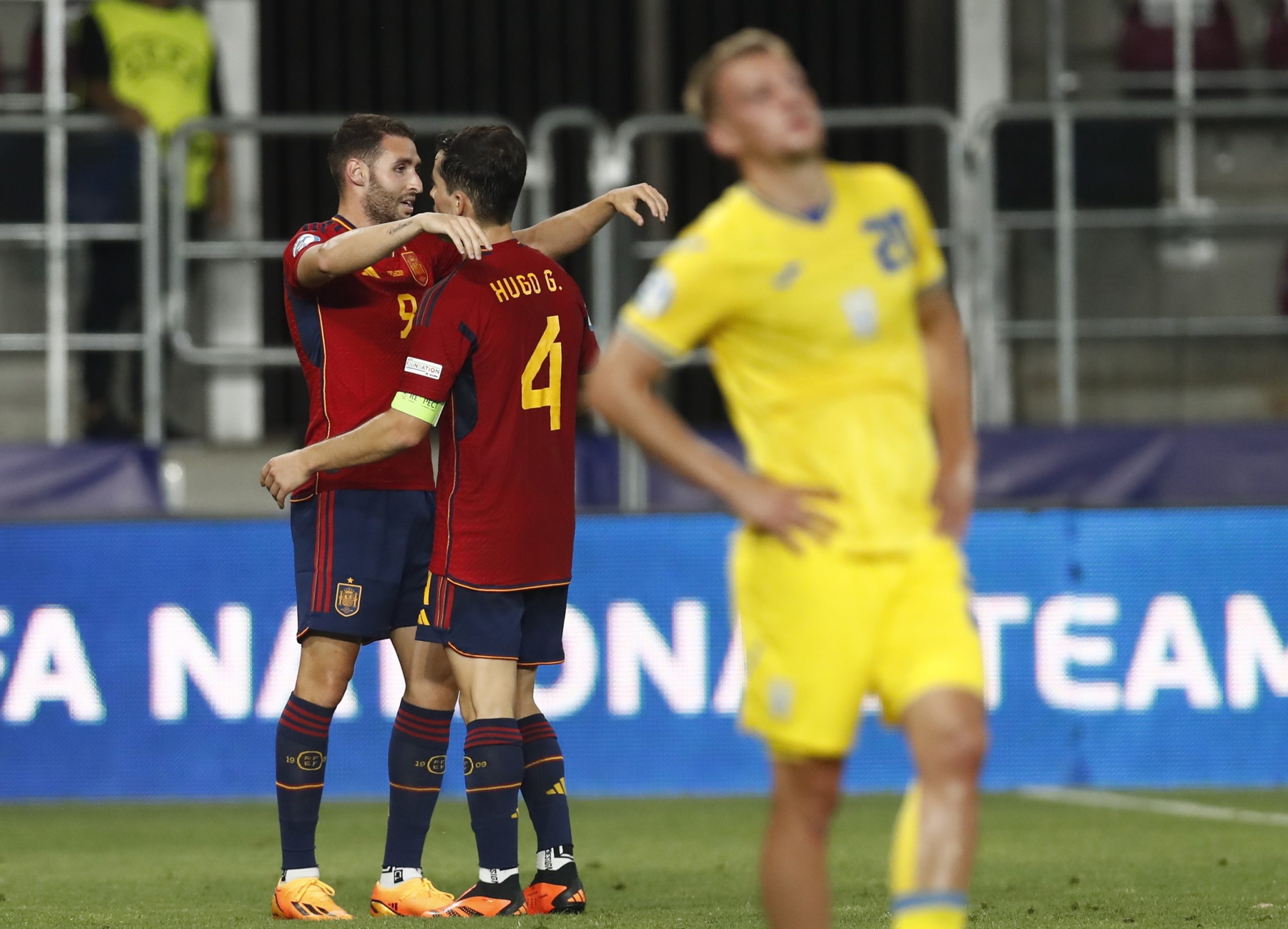 EspaÃ±a sobrevive a sus errores con un gol agÃ³nico de Abel Ruiz que vale un liderato