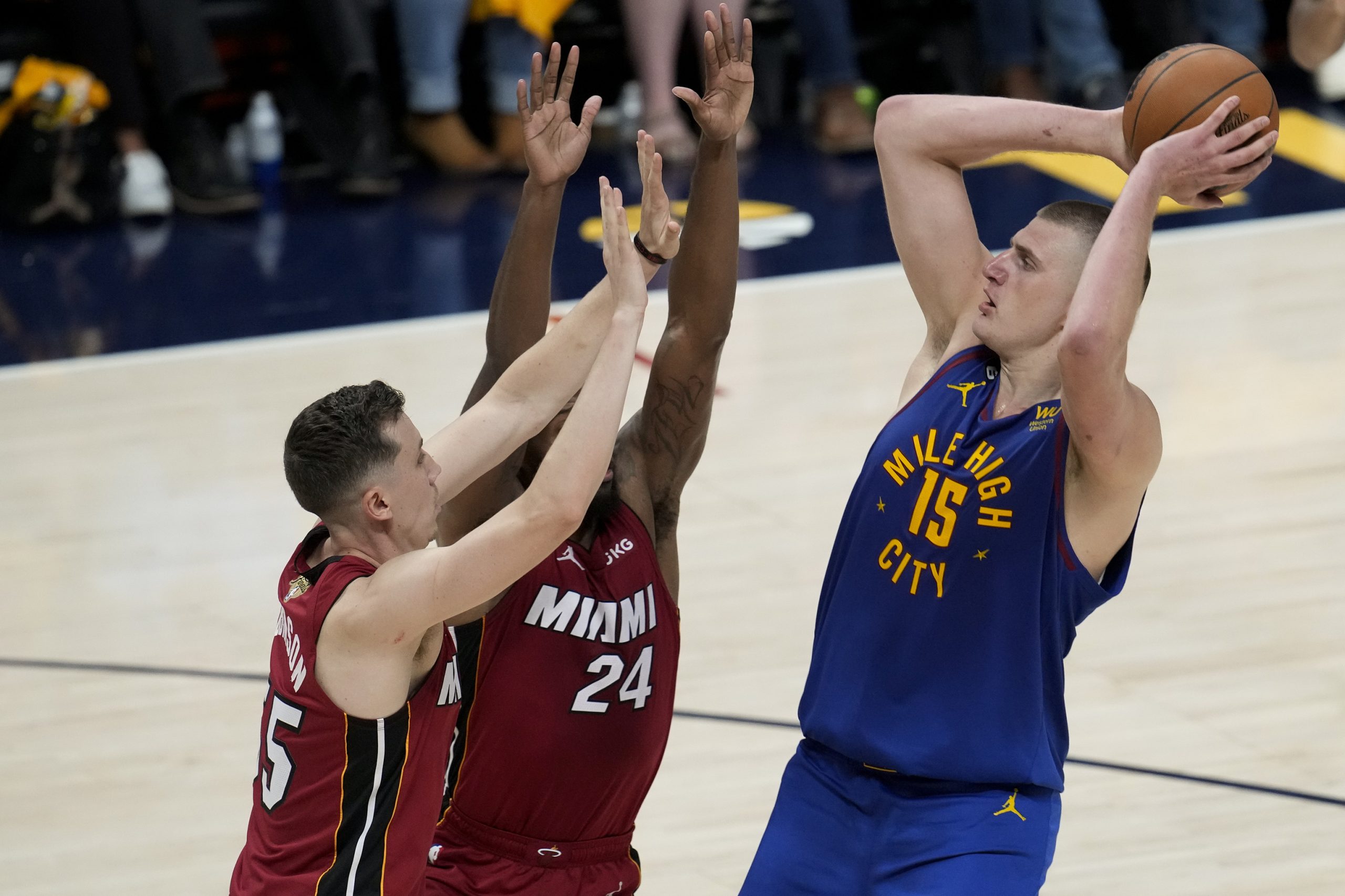 Jokic comienza su historia en la final de la NBA con un triple-doble para someter a Miami