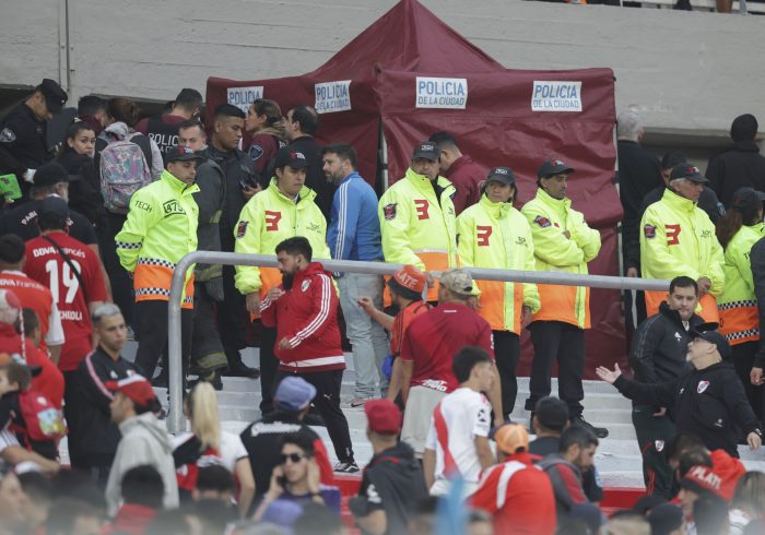 Un hombre muere al arrojarse al vacÃ­o en pleno partido en el principal estadio de Argentina