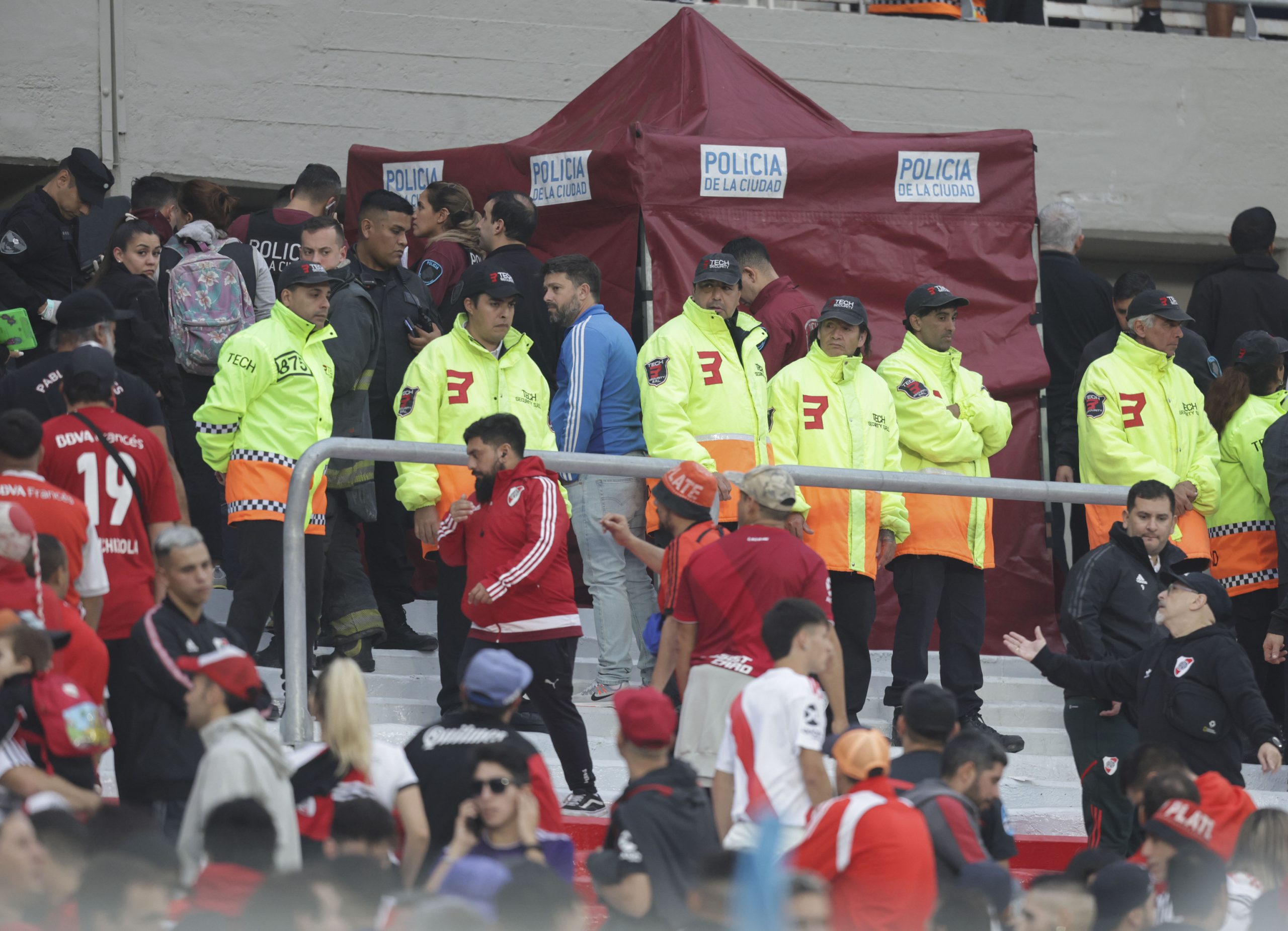 Un hombre muere al arrojarse al vacÃ­o en pleno partido en el principal estadio de Argentina