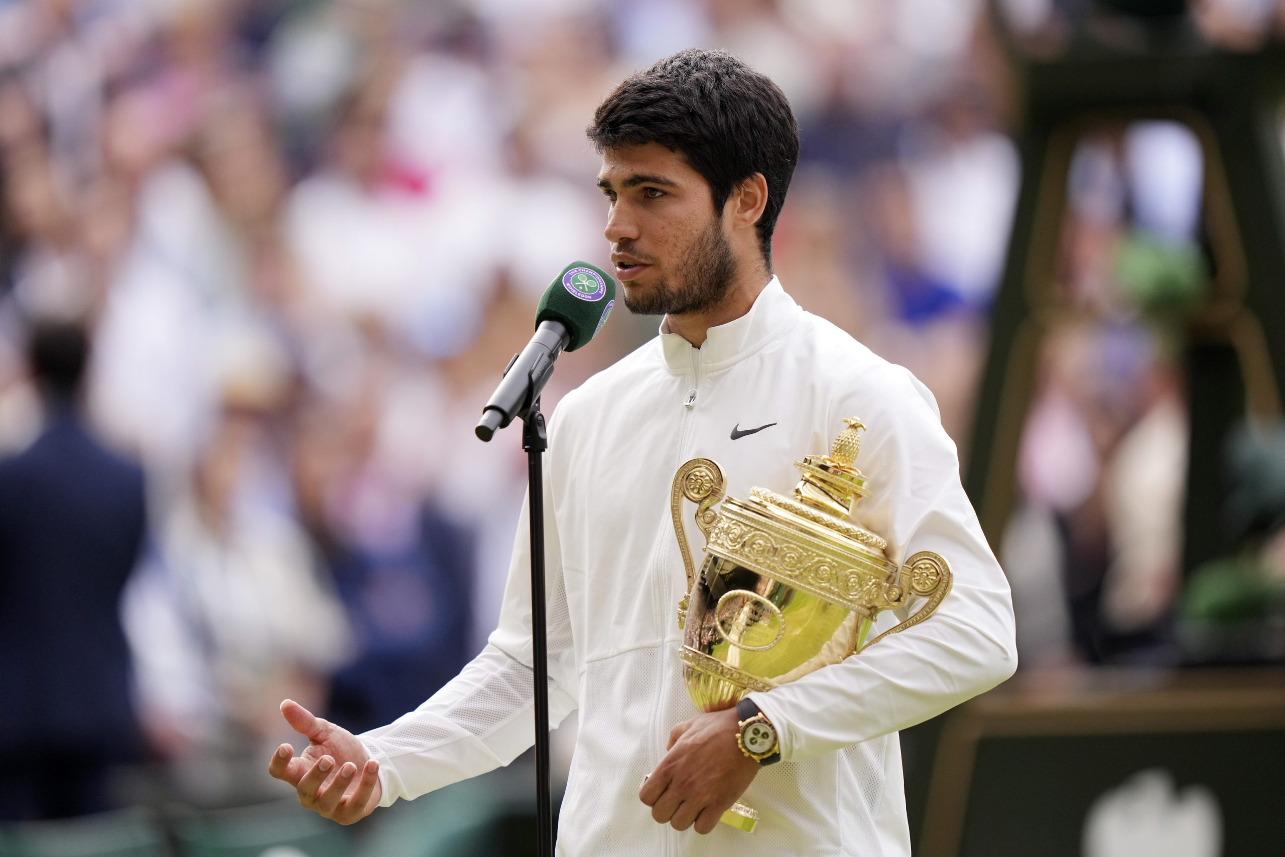 Abrazos al rey, besos a la familia y halagos a Djokovic, Alcaraz: "Estoy enamorado de la hierba"