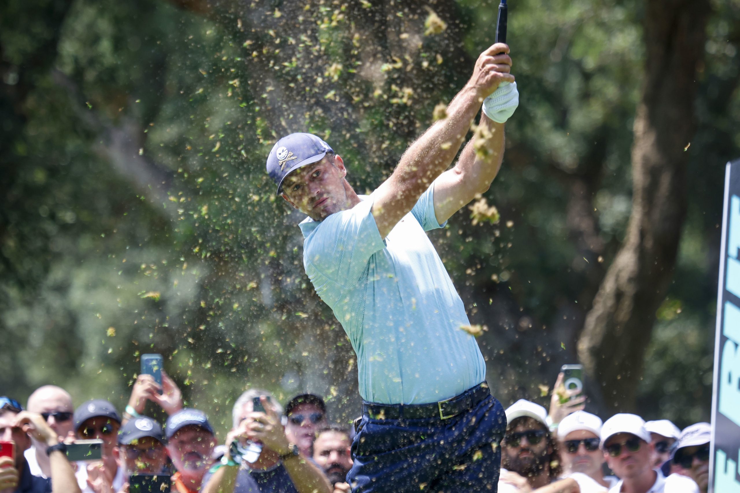 DeChambeau toma el mando en Valderrama, con Puig sexto