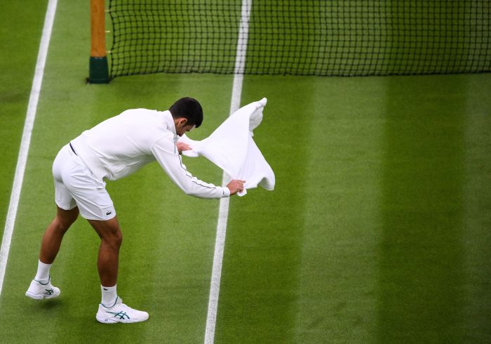 Djokovic pasa a segunda ronda tras un accidentado partido alterado por la lluvia