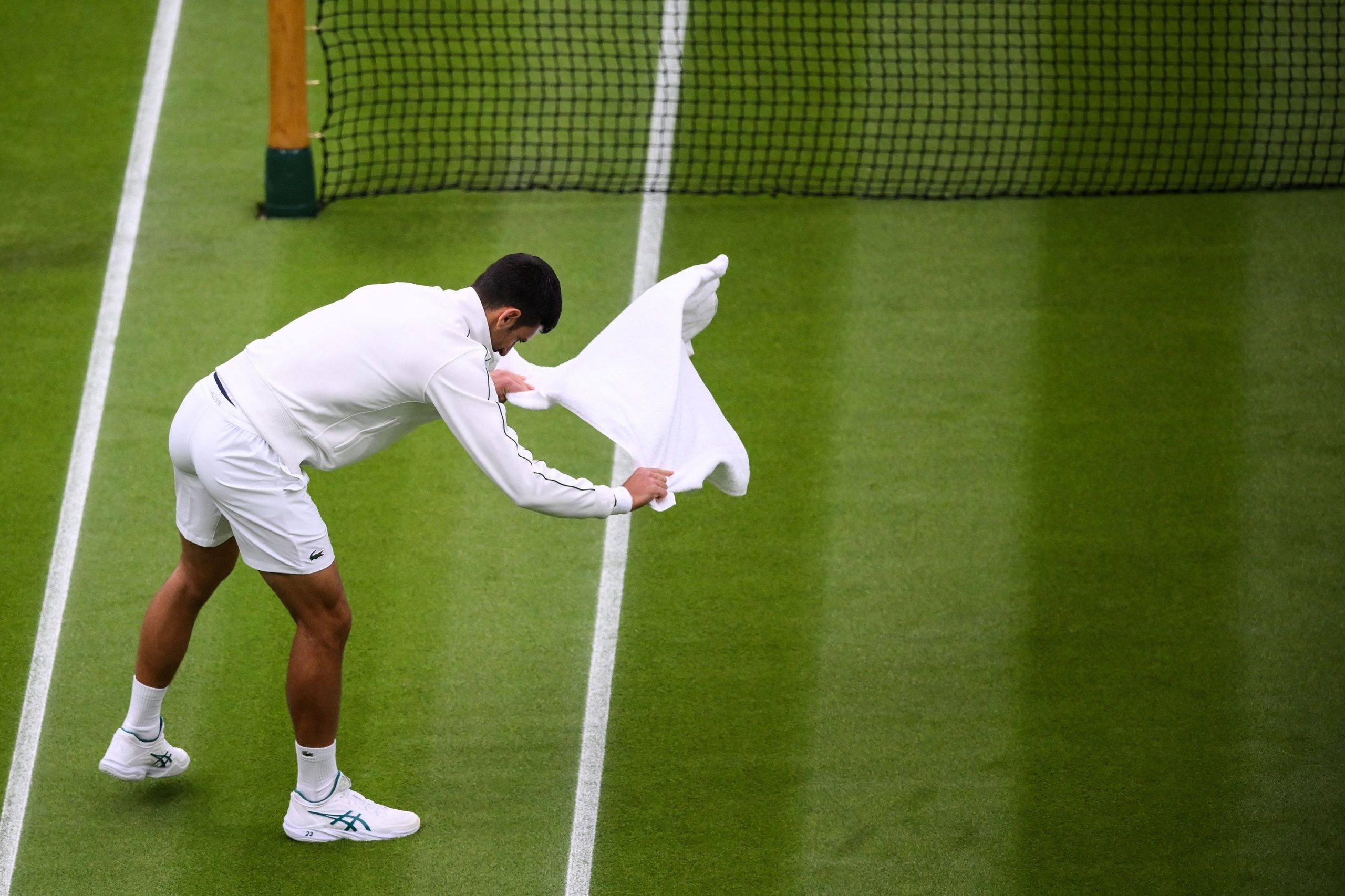 Djokovic pasa a segunda ronda tras un accidentado partido alterado por la lluvia