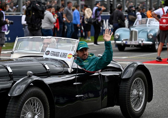 Fernando Alonso, entre la visita de su ex jefe a Aston Martin y los rumores sin fundamento