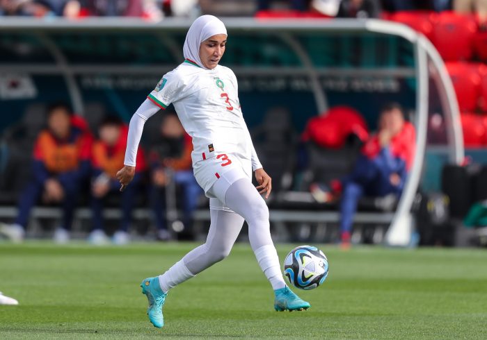 La marroquÃ­ Benzina, primera mujer con velo en disputar un Mundial