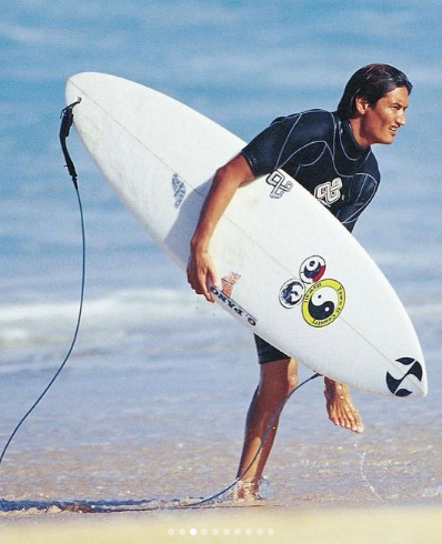Muere el surfista Mikala Jones a los 44 aÃ±os tras un accidente durante un entrenamiento en Indonesia