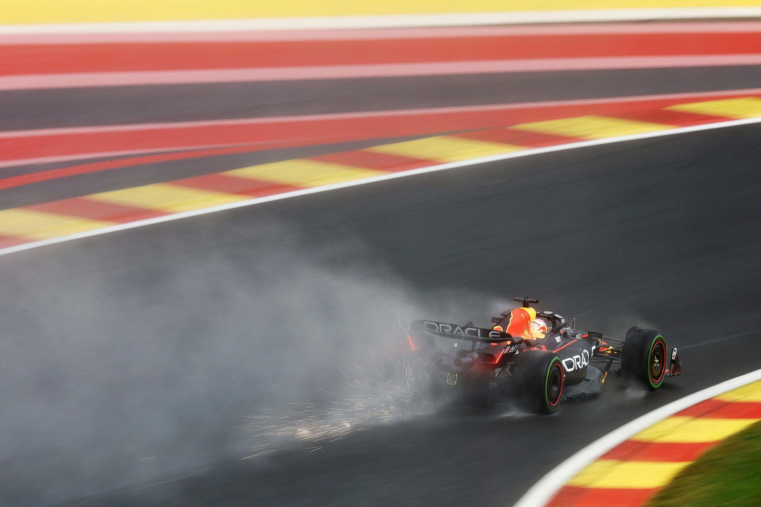 Verstappen juguetea con sus rivales y Alonso tampoco se encuentra en Spa