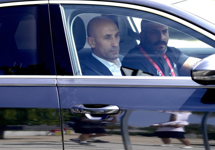 La FederaciÃ³n deja a Rubiales sin sueldo, sin coche oficial y le reclama mÃ³vil y ordenador