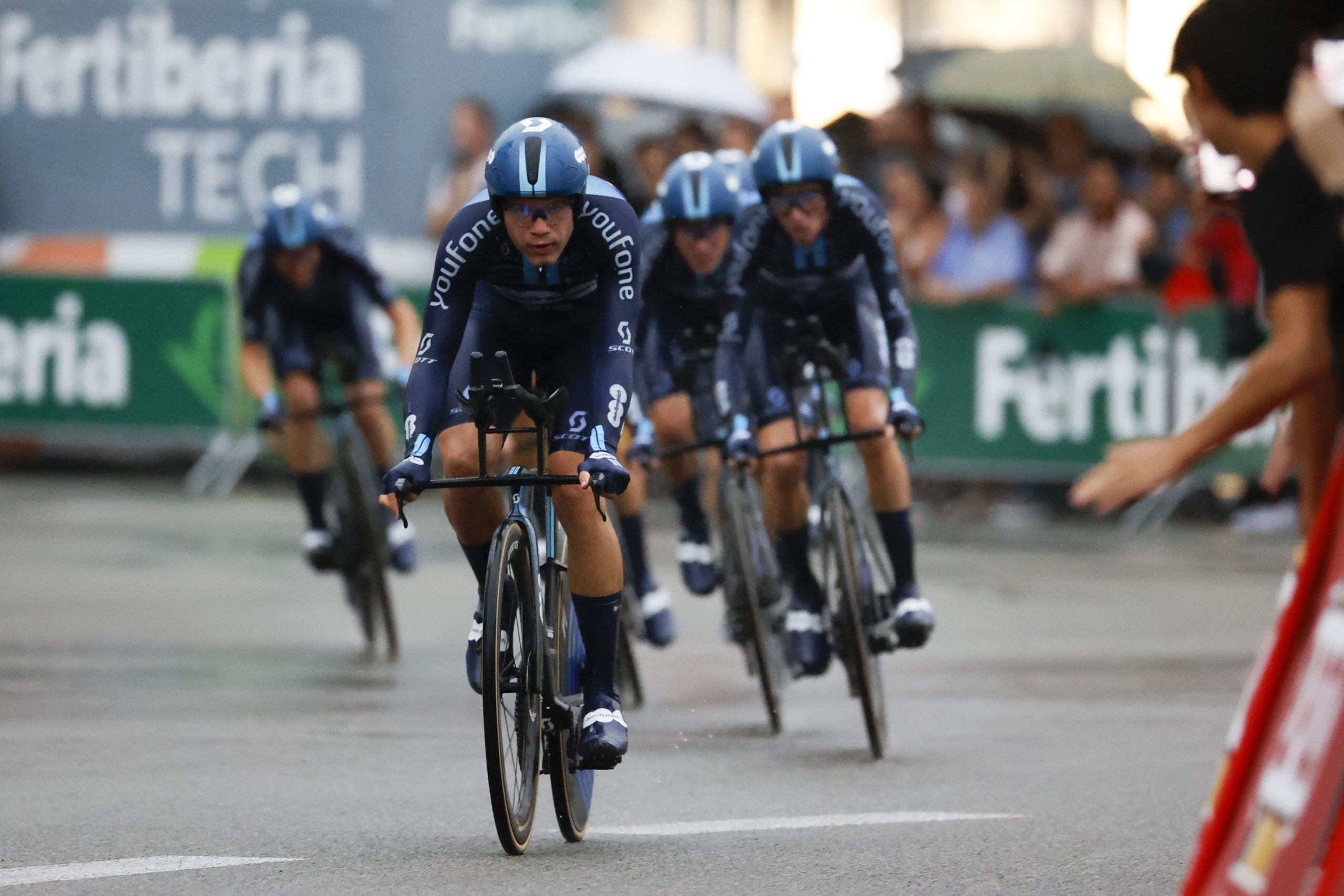 La lluvia aÃºpa a DSM y Lorenzo Milesi en el arranque de La Vuelta