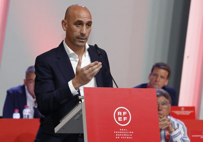 Los asambleÃ­stas reaccionan a la decisiÃ³n de Rubiales: "Acabo de dimitir como presidente de la ComisiÃ³n de FÃºtbol Femenino"