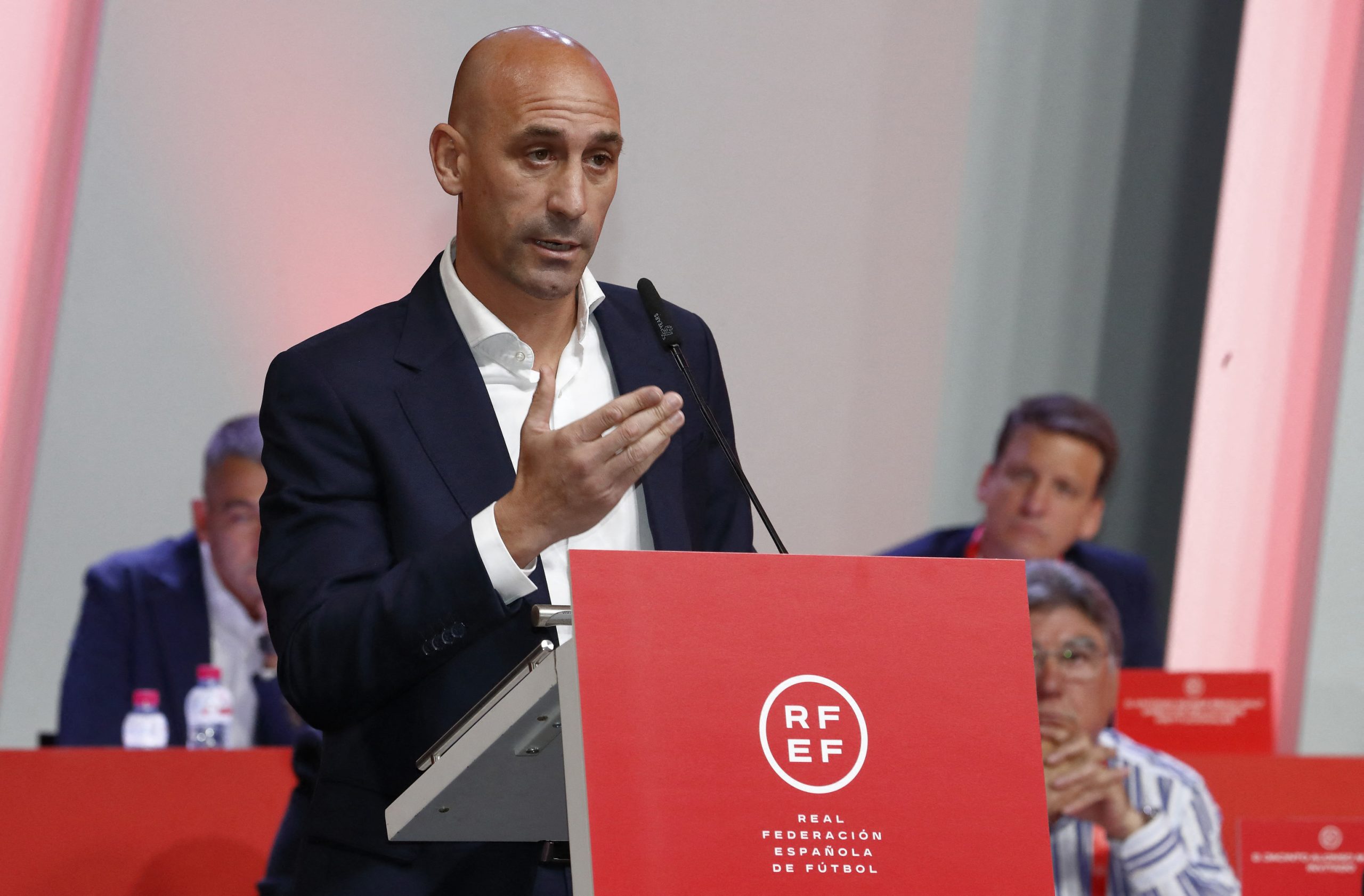 Los asambleÃ­stas reaccionan a la decisiÃ³n de Rubiales: "Acabo de dimitir como presidente de la ComisiÃ³n de FÃºtbol Femenino"