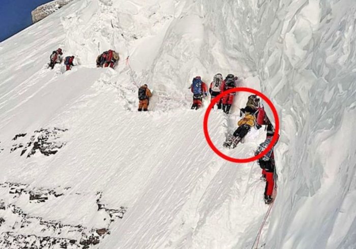 Muere un sherpa subiendo el K2 y decenas de escaladores le pasan por encima sin prestarle ayuda
