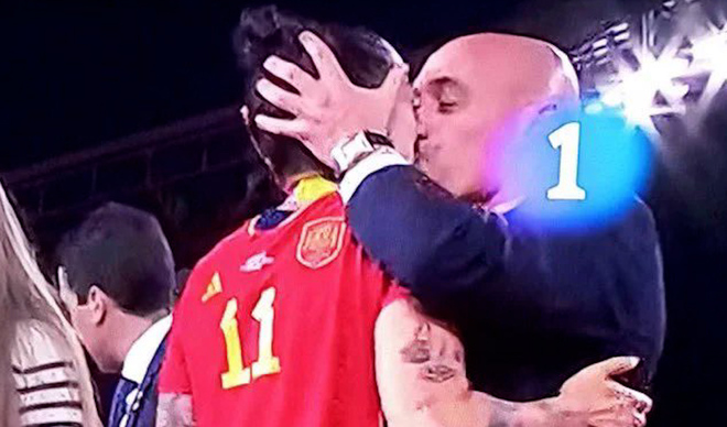 Rubiales besa en la boca a Jenni Hermoso durante la celebraciÃ³n del Mundial de EspaÃ±a: "No me ha gustado"