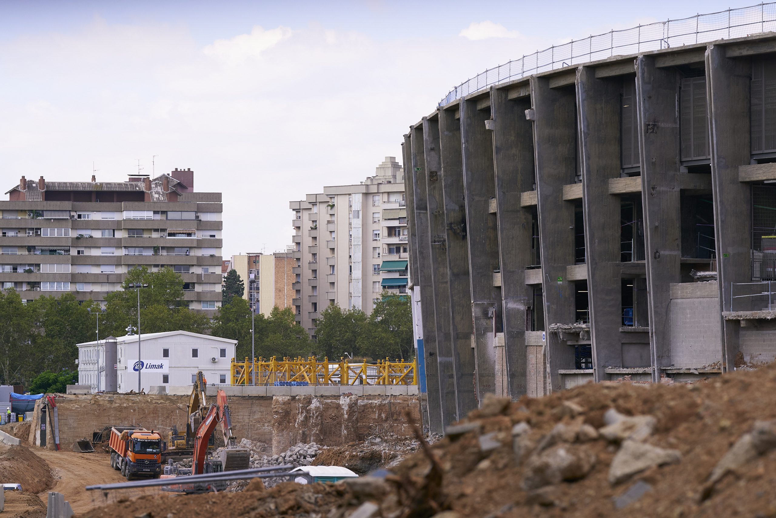 CÃ¡maras para Youtube, un desprendimiento accidentado, dos grandes barracones y dos meses de retraso: asÃ­ van las obras del Camp Nou