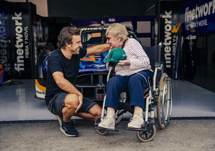 Fernando Alonso cumple el sueÃ±o de "la abuela mÃ¡s famosa de EspaÃ±a"