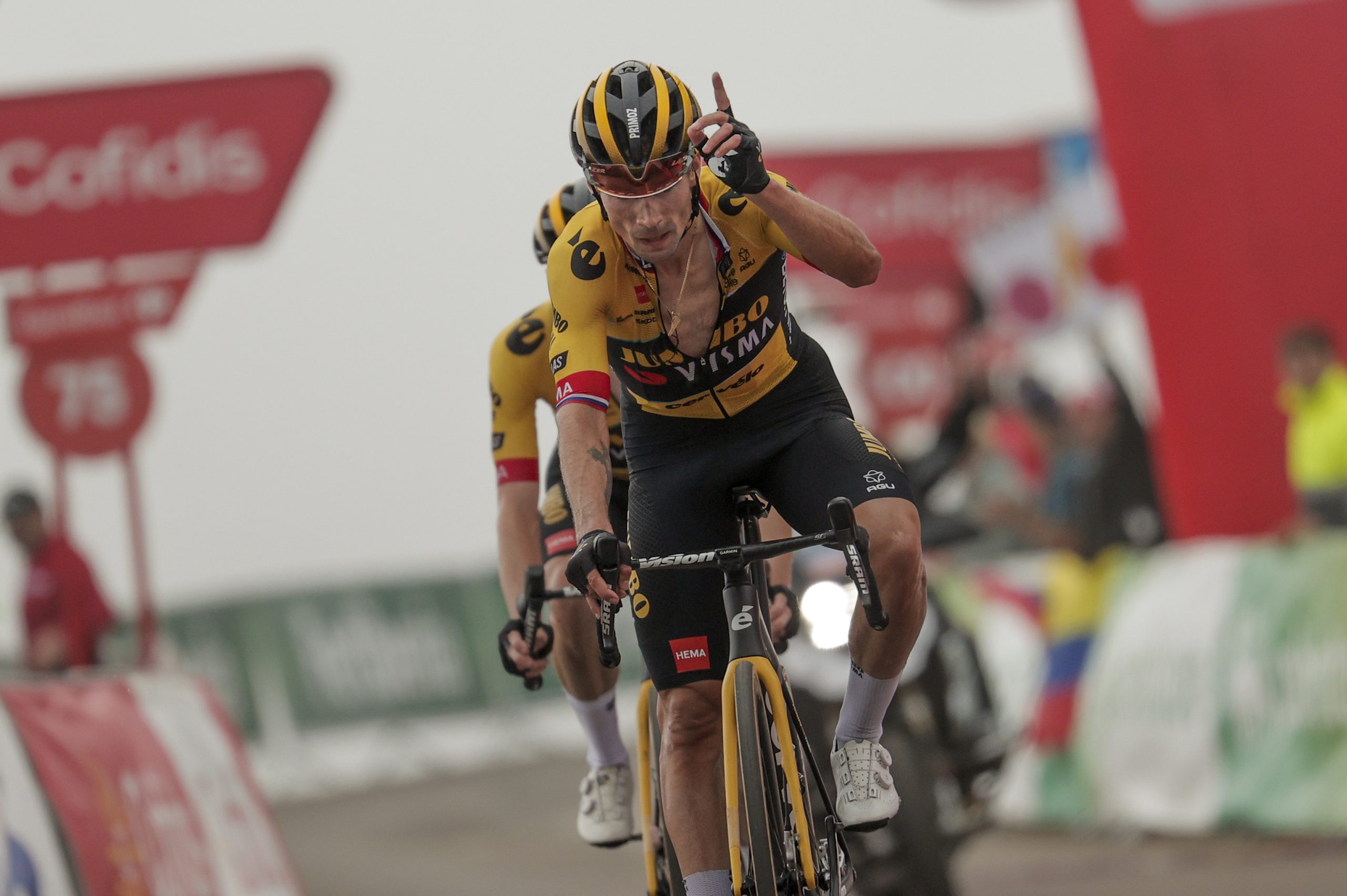 La extraÃ±a exhibiciÃ³n del Jumbo en el Angliru: Roglic vence y Kuss salva el liderato