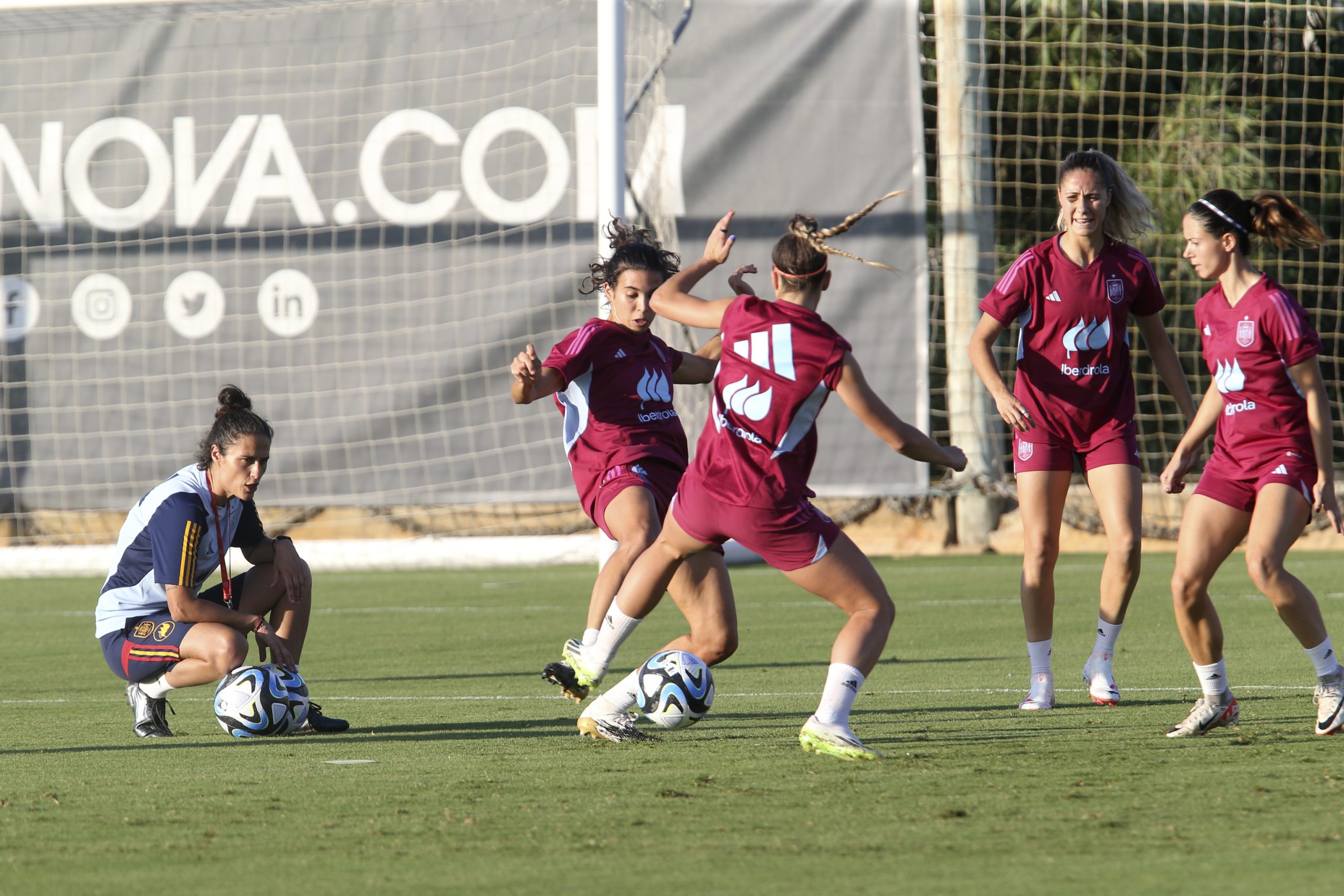 La selecciÃ³n firma una tregua para dos partidos tras el 'pacto de Oliva Nova'