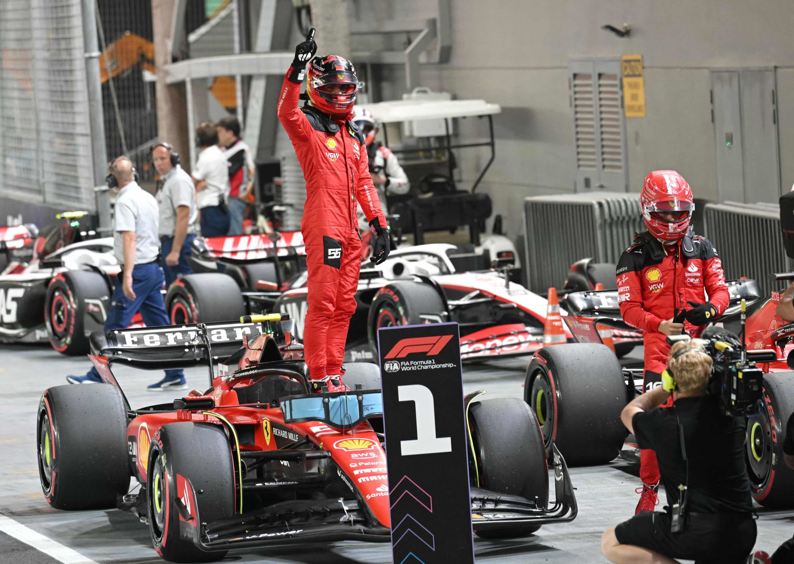 'Pole' a lo grande de Carlos Sainz tras el patinazo de Verstappen en Marina Bay