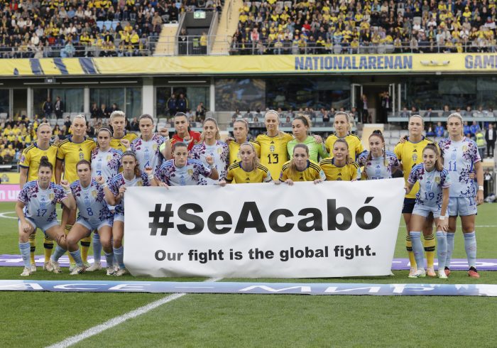 Una pancarta, el puÃ±o cerrado y una pulsera con el '10': EspaÃ±a y Suecia muestran su "lucha" antes del partido