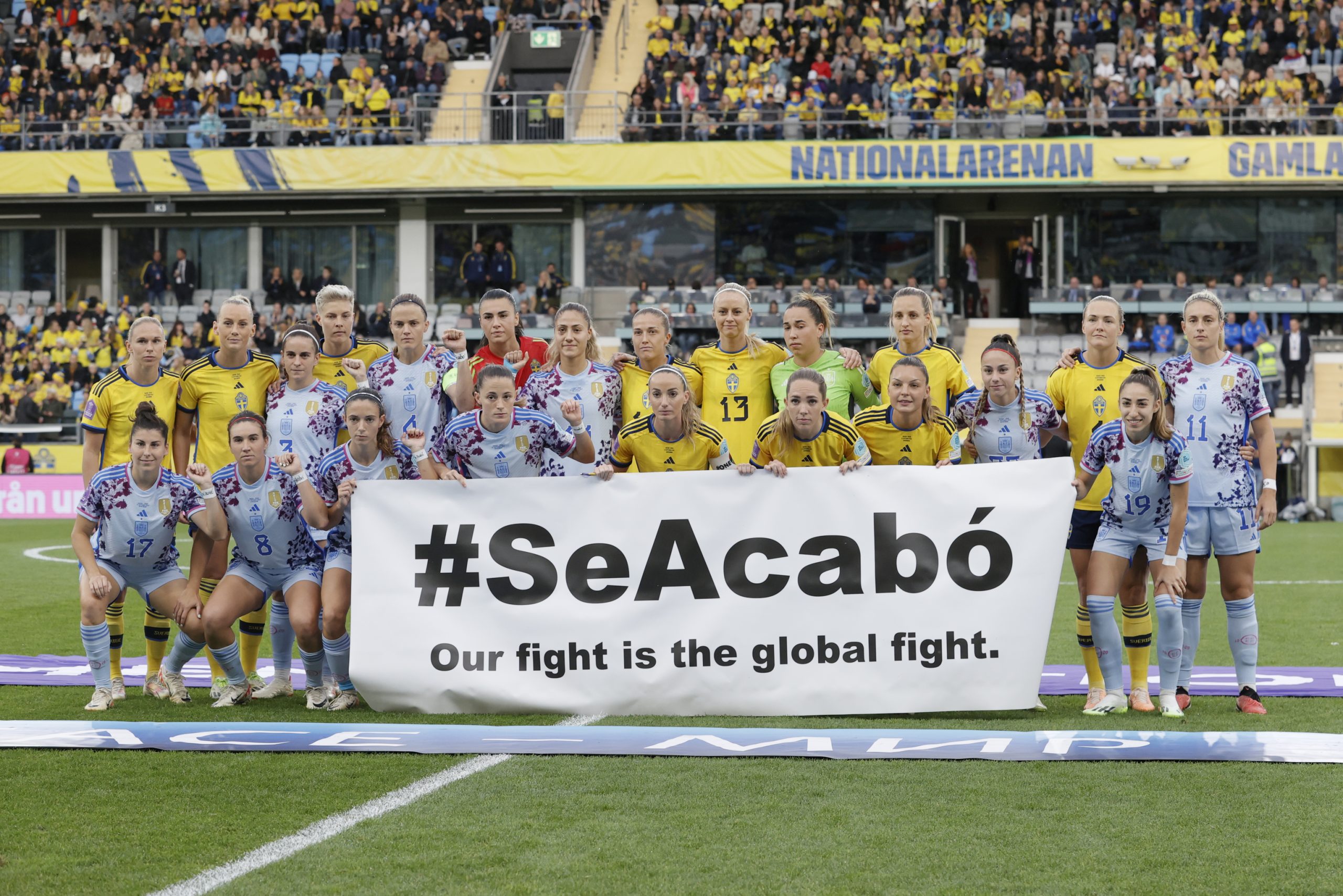 Una pancarta, el puÃ±o cerrado y una pulsera con el '10': EspaÃ±a y Suecia muestran su "lucha" antes del partido