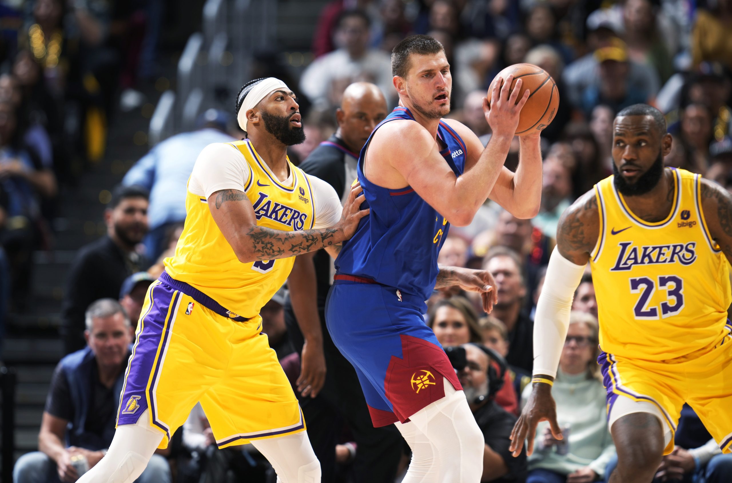 Comienza la temporada de la NBA y todo sigue igual, los Nuggets ganan, los Lakers pierden y Jokic domina