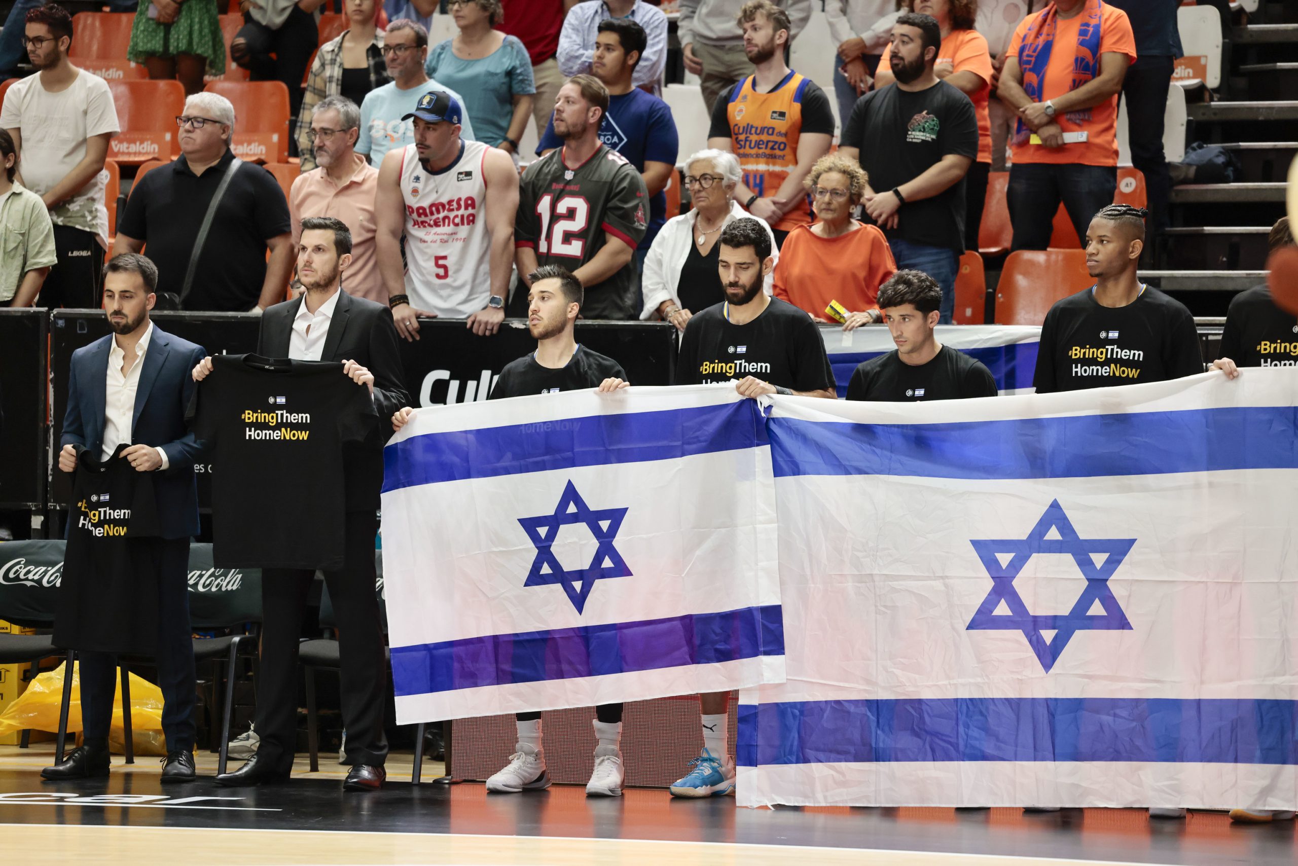 Dos banderas de Israel y un blindaje efectivo: el Maccabi se marcha de Valencia seguro pero derrotado