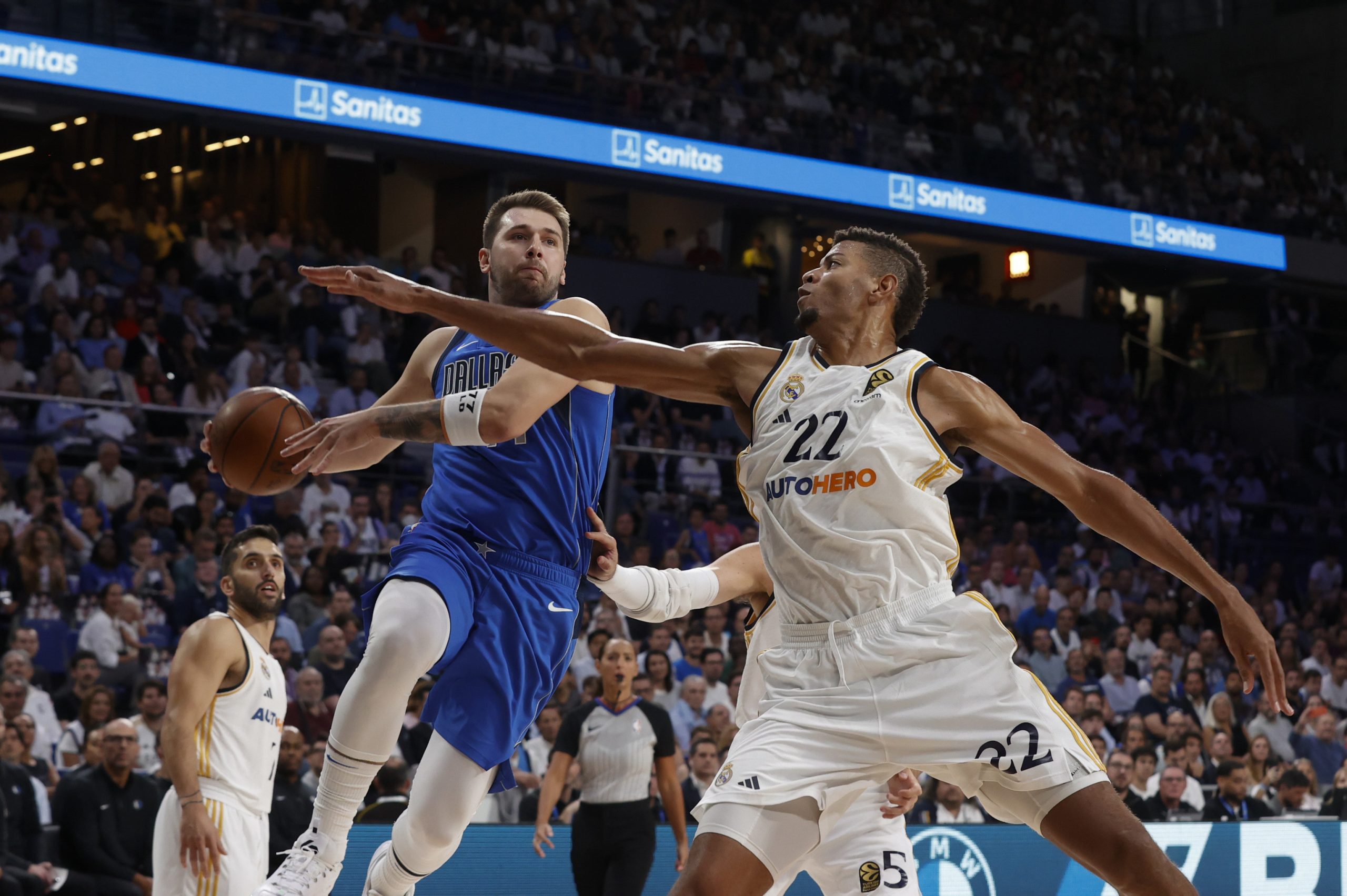 El WiZink se rinde a Doncic y Campazzo le homenajea con una espectacular remontada final ante los Mavericks