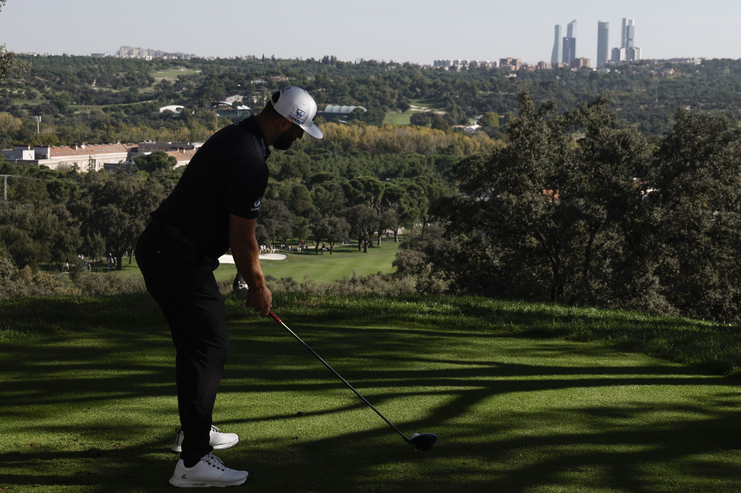 Rahm desata la locura en Madrid con un juego espectacular de 'tee' a 'green'