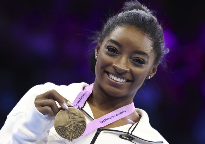 Simone Biles alcanza los 23 oros mundiales tras imponerse en las finales de barra y suelo