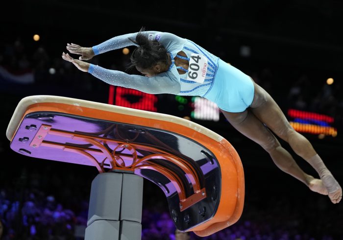 Simone Biles hace historia en el Mundial de gimnasia con un Yurchenko con doble carpado