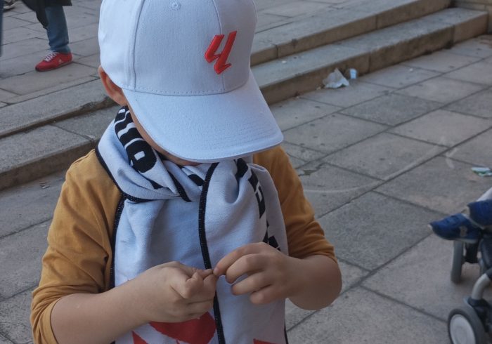 Un padre denuncia ante LaLiga que ultras del BarÃ§a acosaron a su hijo autista por llevar una bufanda del Madrid