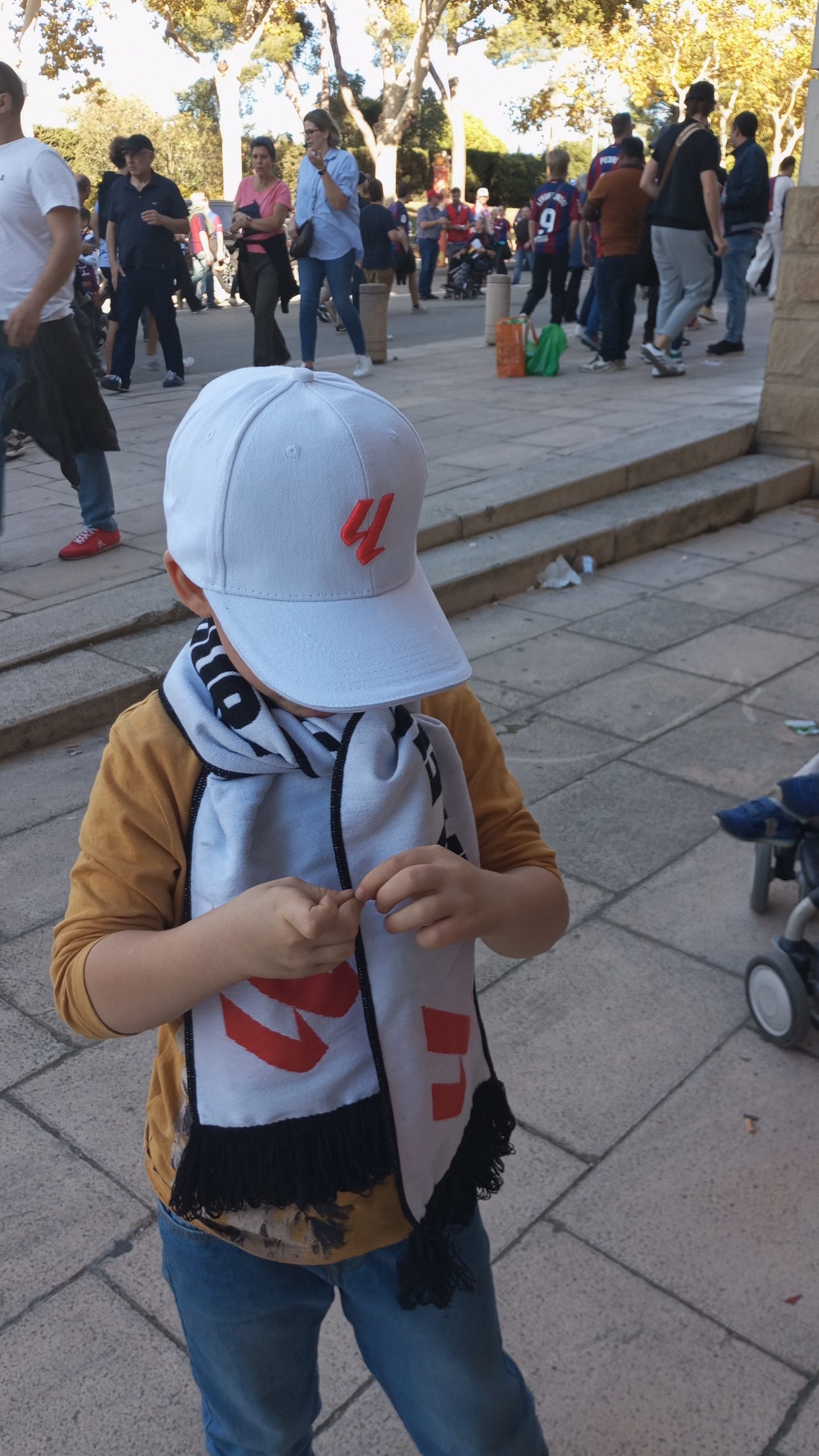 Un padre denuncia ante LaLiga que ultras del BarÃ§a acosaron a su hijo autista por llevar una bufanda del Madrid