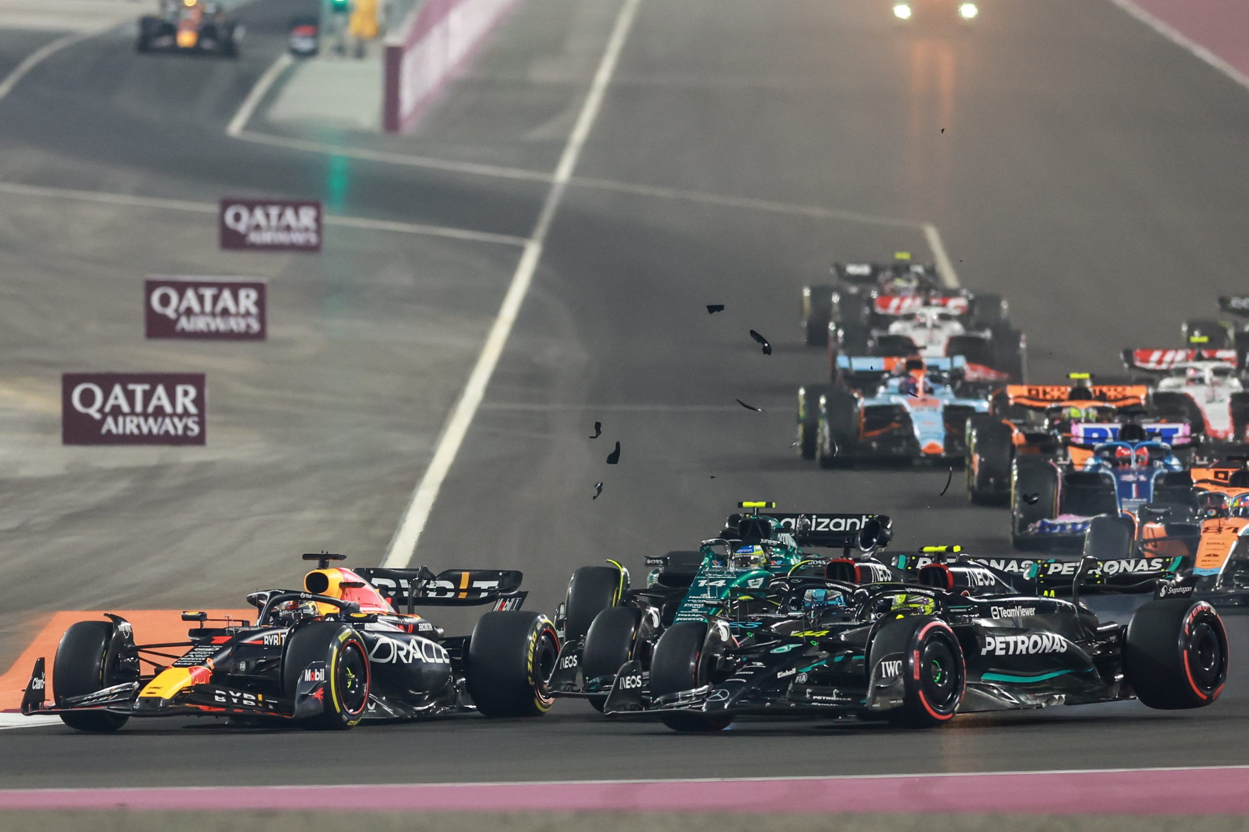 Verstappen festeja en Losail tras el desastre de Hamilton y la resignaciÃ³n de Alonso