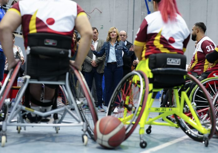 AlegrÃ­a asiste a un partido de baloncesto en silla de ruedas en su debut como ministra de Deportes