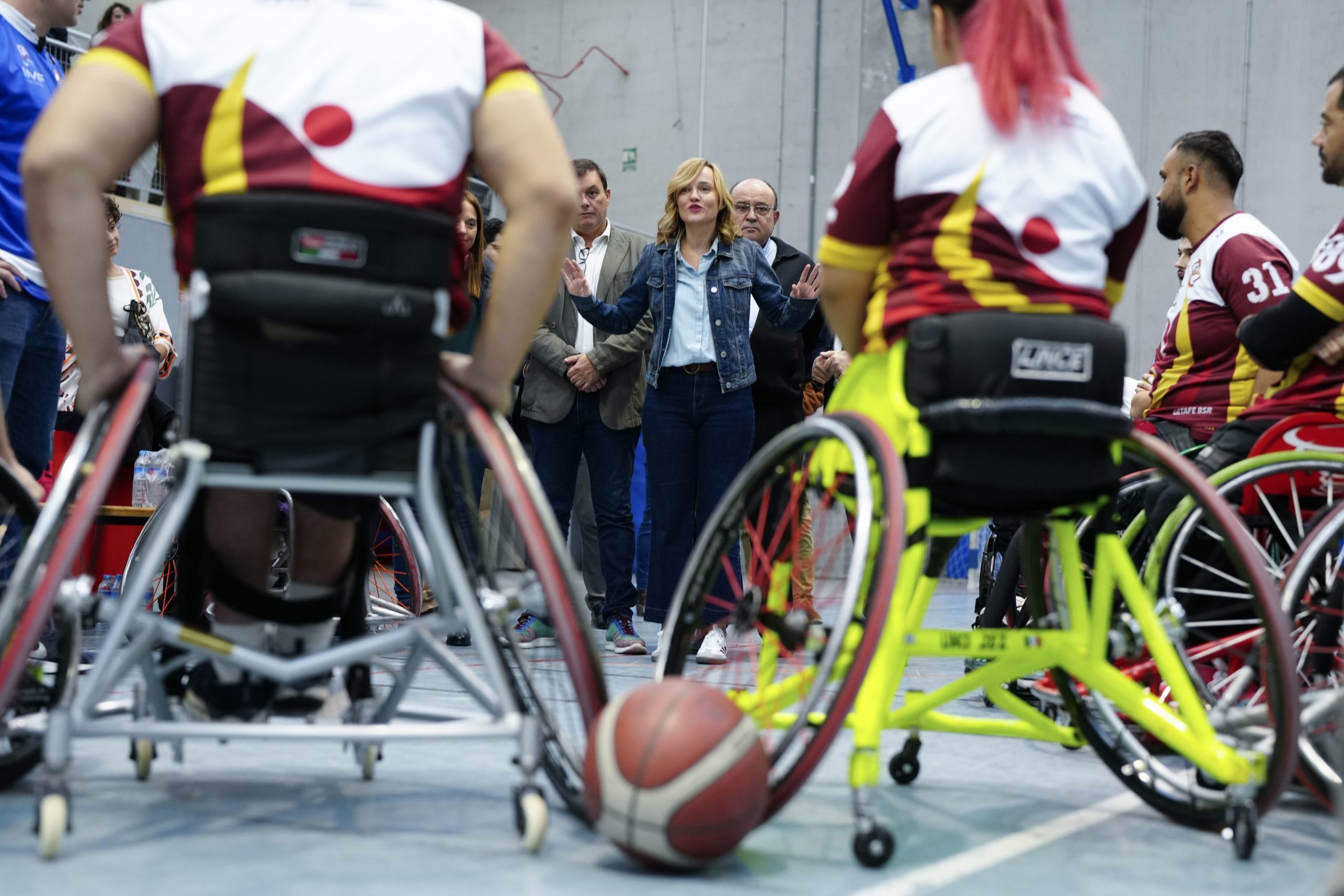 AlegrÃ­a asiste a un partido de baloncesto en silla de ruedas en su debut como ministra de Deportes