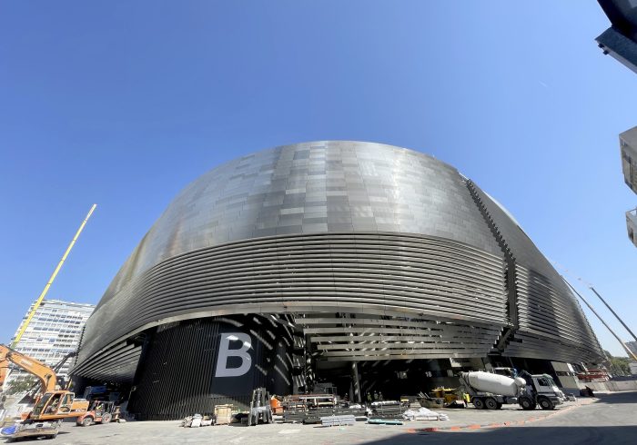 Asamblea histÃ³rica del Madrid: nuevo crÃ©dito para el BernabÃ©u, ciudad deportiva 'Florentino PÃ©rez' y ataques a UEFA, VAR, Laporta y Tebas