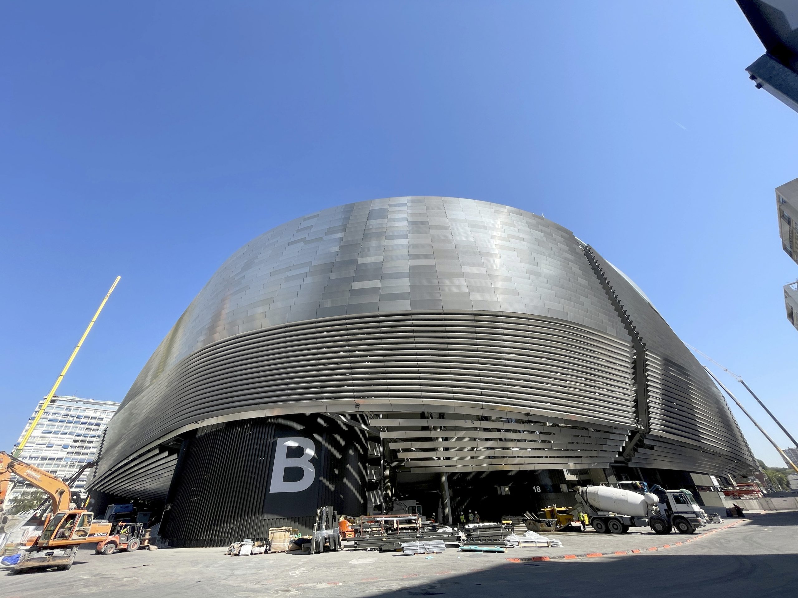 Asamblea histÃ³rica del Madrid: nuevo crÃ©dito para el BernabÃ©u, ciudad deportiva 'Florentino PÃ©rez' y ataques a UEFA, VAR, Laporta y Tebas