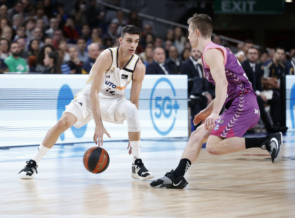 Casi dos aÃ±os y un calvario despuÃ©s, Carlos AlocÃ©n vuelve a jugar con el Real Madrid