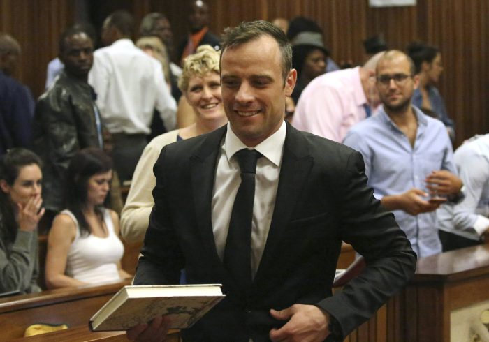 Conceden la libertad condicional a Oscar Pistorius tras pasar casi 11 aÃ±os en prisiÃ³n por asesinar a su novia