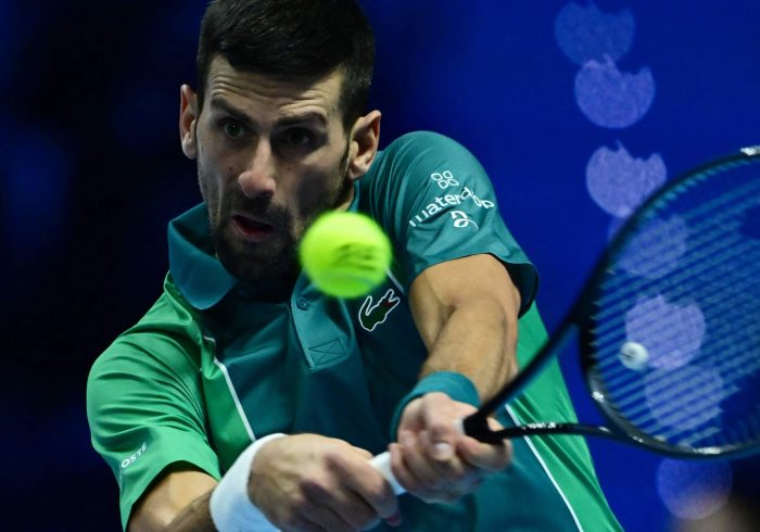 Djokovic cede un set y queda al borde del abismo en las Finales ATP