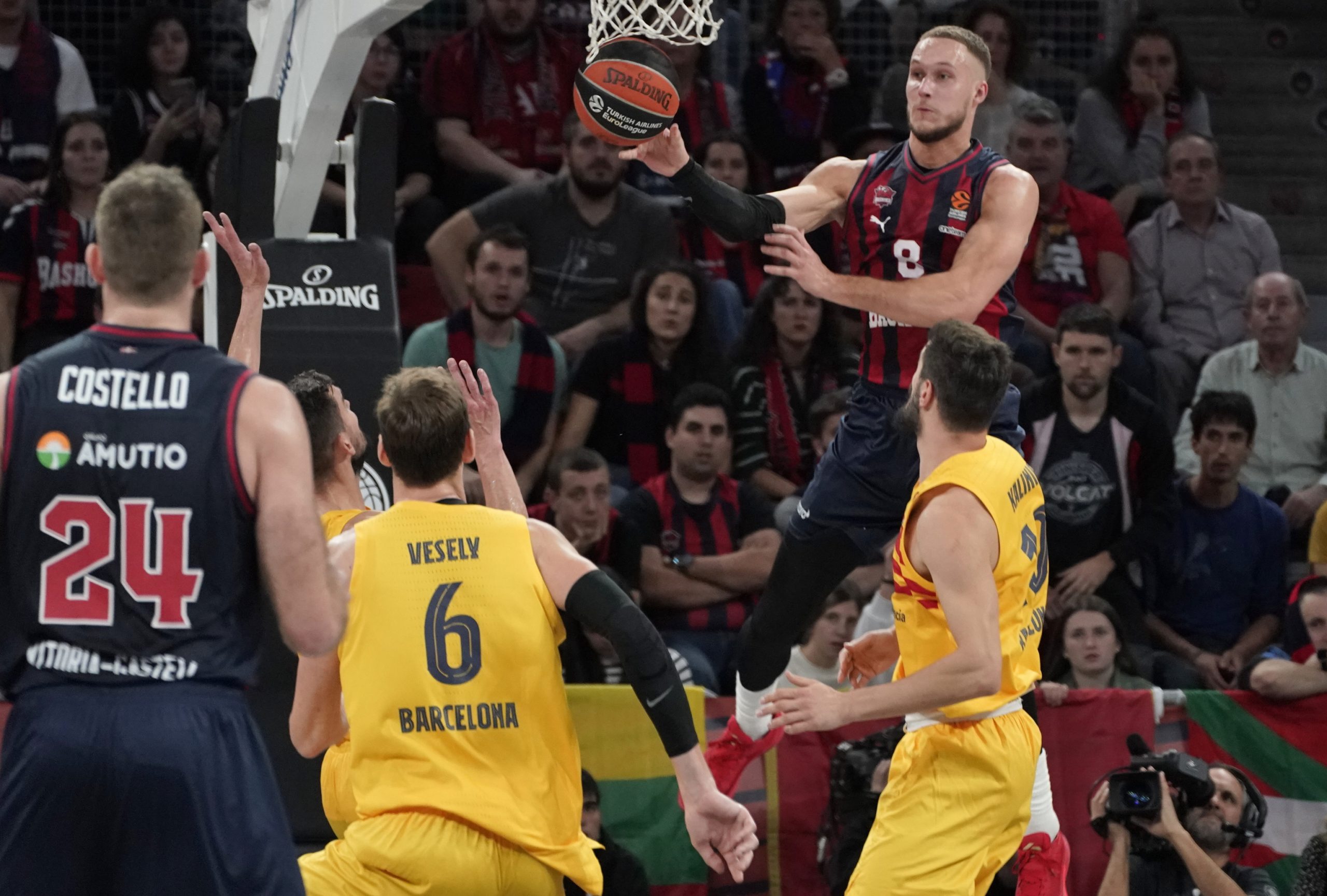 El Baskonia deja sin respuestas a un BarÃ§a decepcionante